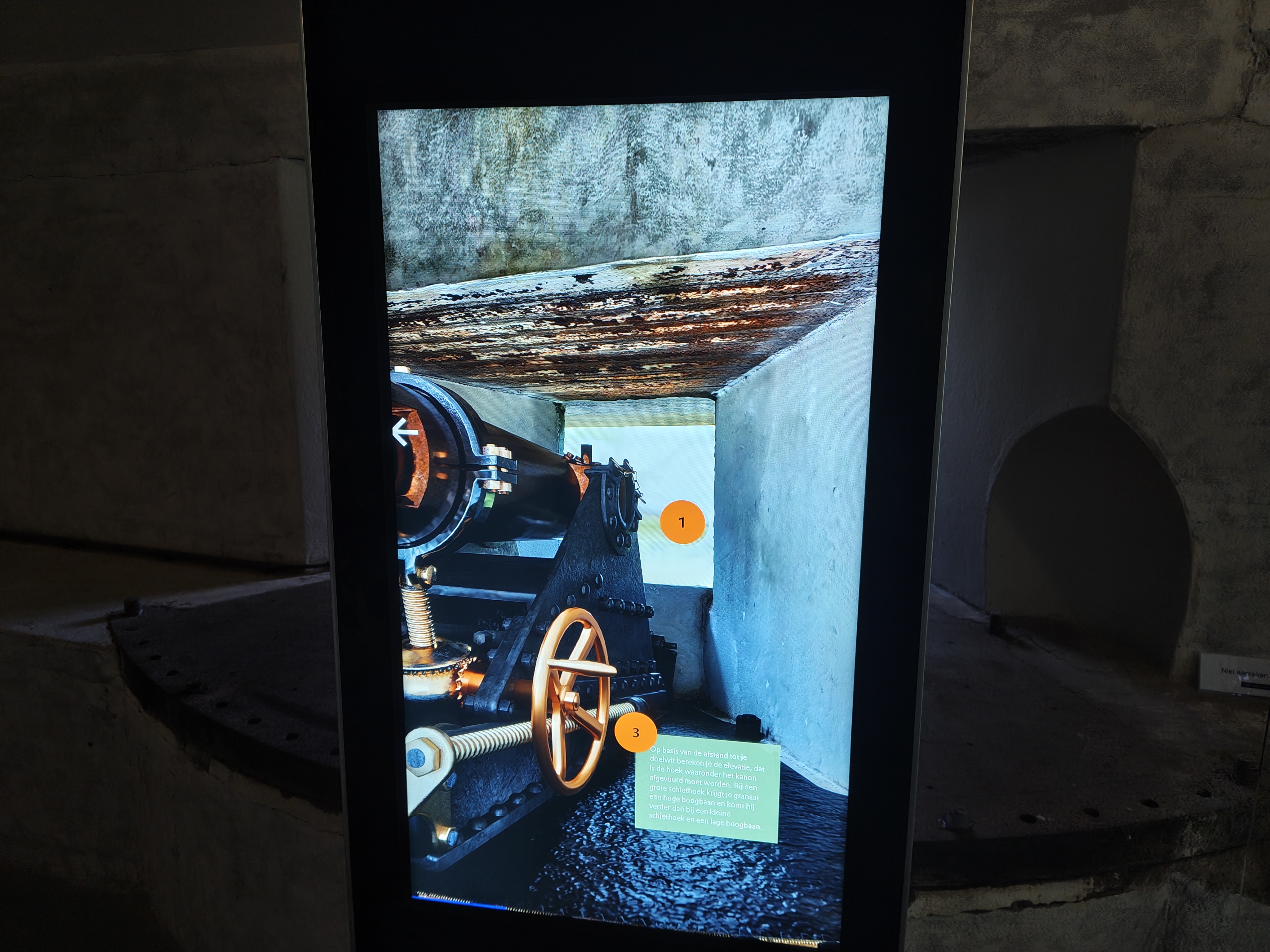 A digital display shows an image of the canon with informational markers, on location at Fort bij Nigtevecht.